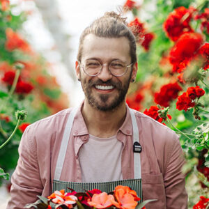 señor sonriendo